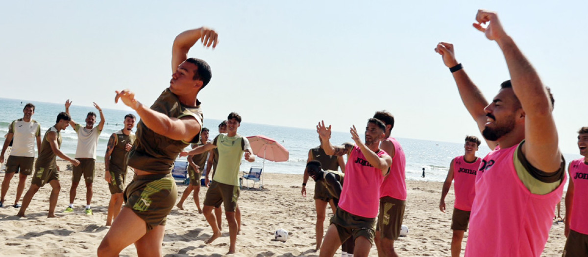 Los jugadores del Córdoba divirtiéndose en la playa en tierras valencianas