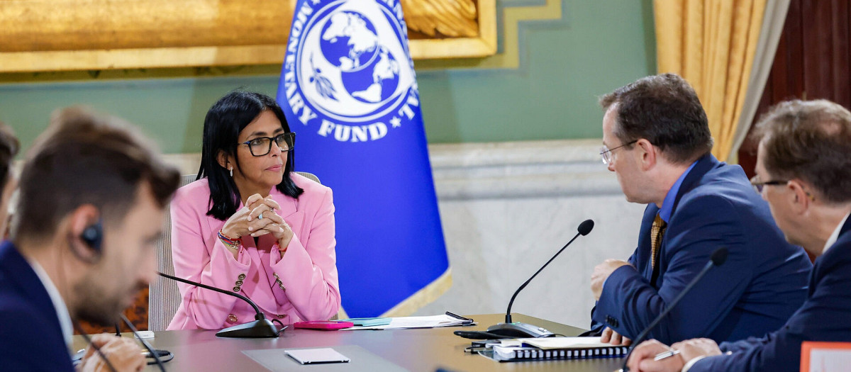 Funcionarios del FMI durante una reunión con Delcy Rodríguez