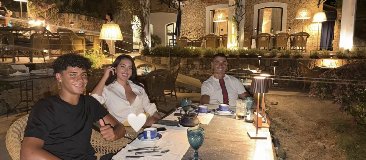 Cristiano Ronaldo y Georgina con Cris jr.