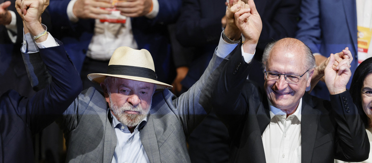 El presidente de Brasil y candidato a la reelección Luiz Inacio Lula da silva junto a su vicepresidente Geraldo Alckmin