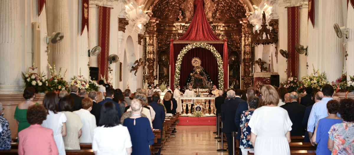 Asistentes a la misa en honor a la patrona de Ceuta, la Virgen de África