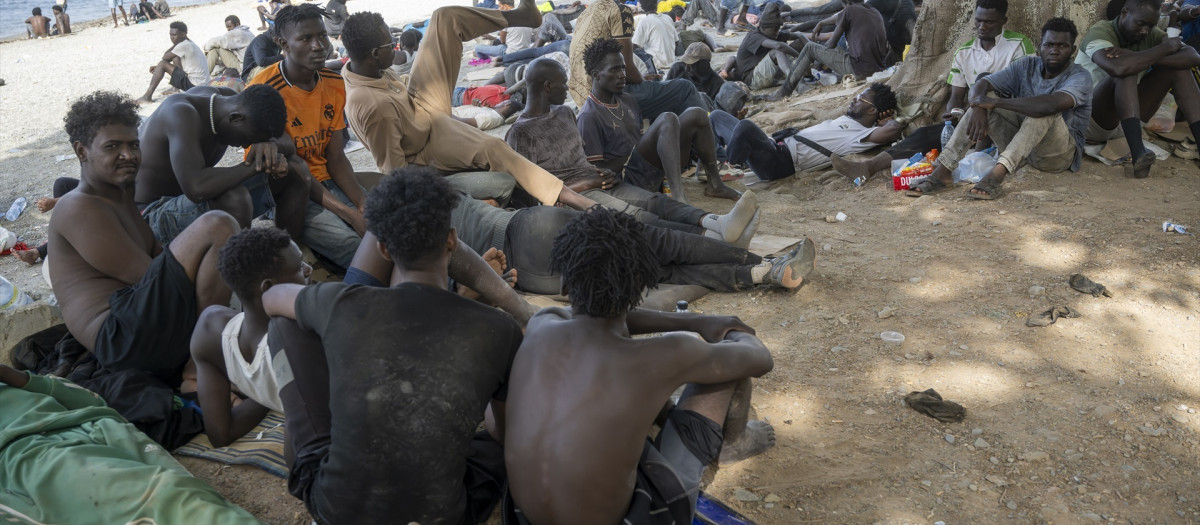 Varios migrantes, a 1 de agosto de 2026, en Ceuta (España). Tras la crisis migratoria desatada el pasado jueves 30 de julio, el flujo de personas cruzando a nado desde Marruecos a Ceuta ha finalmente cesado durante la mañana de este sábado. El movimiento se ha invertido y ahora  solo se registra el regreso hacia Marruecos de quienes habían cruzado a nado el espigón del Tarajal, aunque también quedan bastantes personas dispersadas por la ciudad.

Marcos Moreno / Europa Press
01 AGOSTO 2026;MIGRANTES;CRISIS MIGRATORIA;INVASIÓN;ESPIGÓN;FRONTERA;MARRUECOS;
01/8/2026