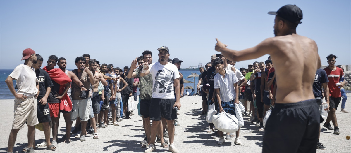 Varias personas en la playa, a 2 de agosto de 2026, en Ceuta (España).