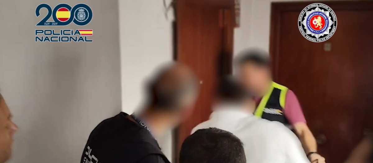 Imagen del momento en el que la Policía Nacional desarticula un grupo criminal itinerante dedicado a robos en viviendas