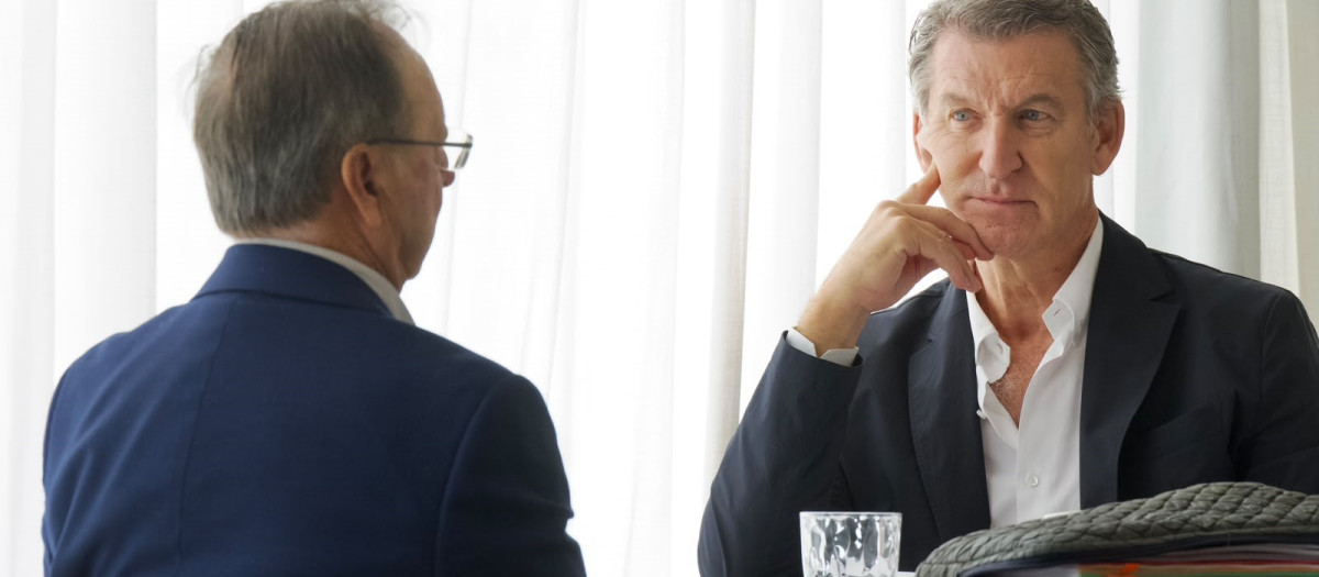 El presidente del PP, Alberto Núéz Feijóo, junto a Juan Jesús Vivas, presidente de Ceuta