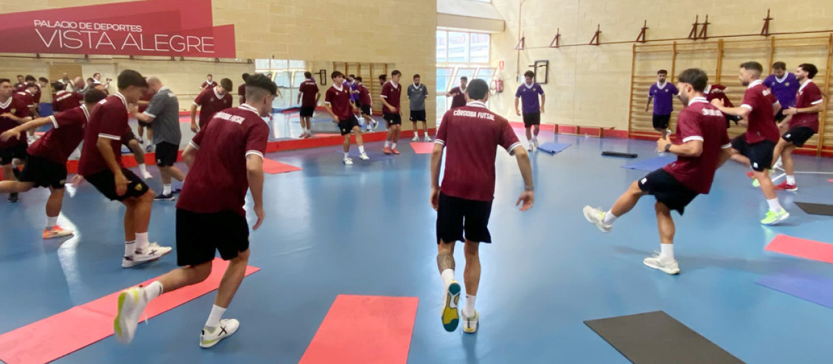 Los jugadores del Córdoba Patrimonio trabajando en el gimnasio de Vista Alegre