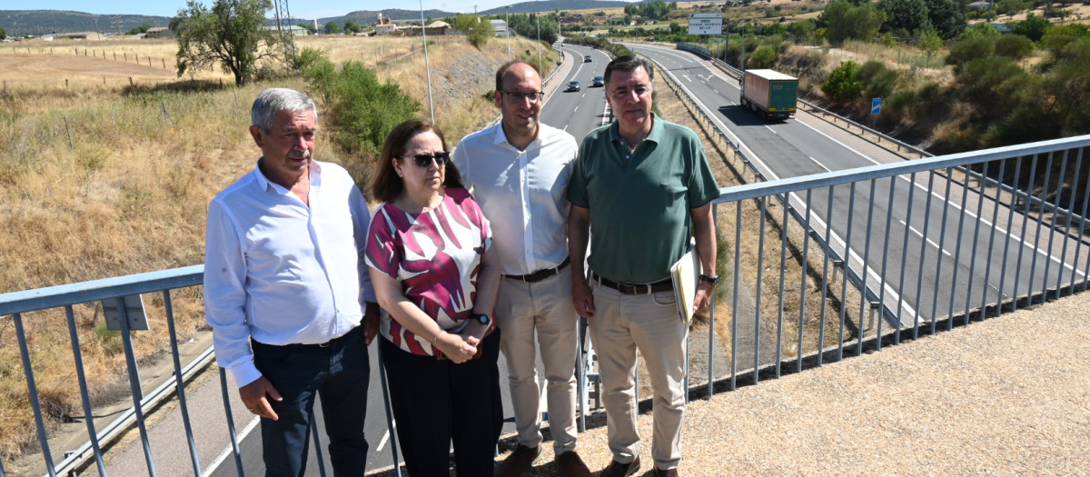 El alcalde de Ciudad Rodrigo, Marcos Iglesias, los diputados del PP por Salamanca, José Antonio Bermúdez y María Jesús Moro, y el diputado provincial, Gerardo Marcos, junto a la A-62