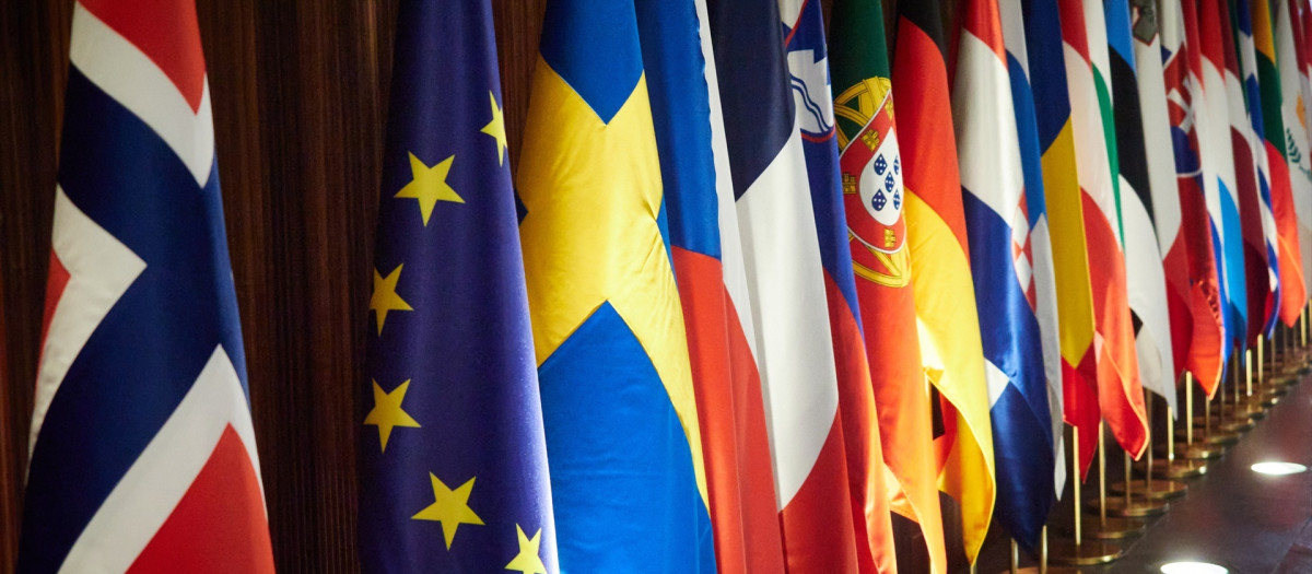 Imagen de archivo de la bandera de la Unión Europea junto a varias banderas de los países pertenecientes
