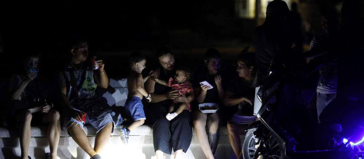 Personas conversan durante un apagón el pasado sábado, en La Habana (Cuba).