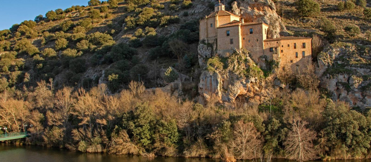 Espectacular enclave de la ermita de San Saturio, sobre el río Duero, en Soria