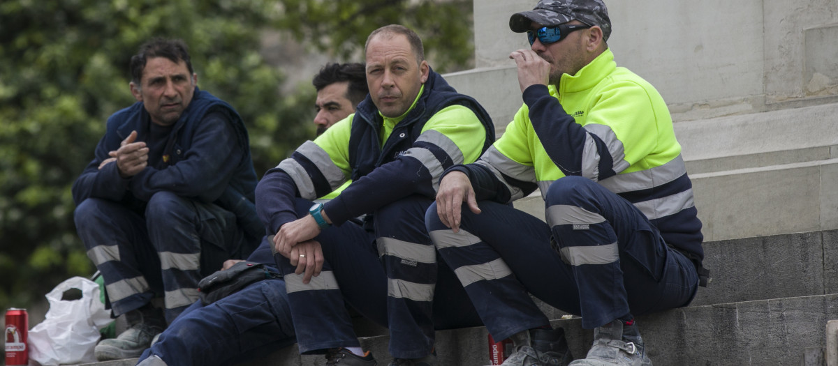 Operarios descansan durante su jornada laboral