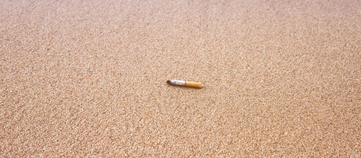 La prensa británica alerta a sus ciudadanos de las multas por fumar en las playas españolas