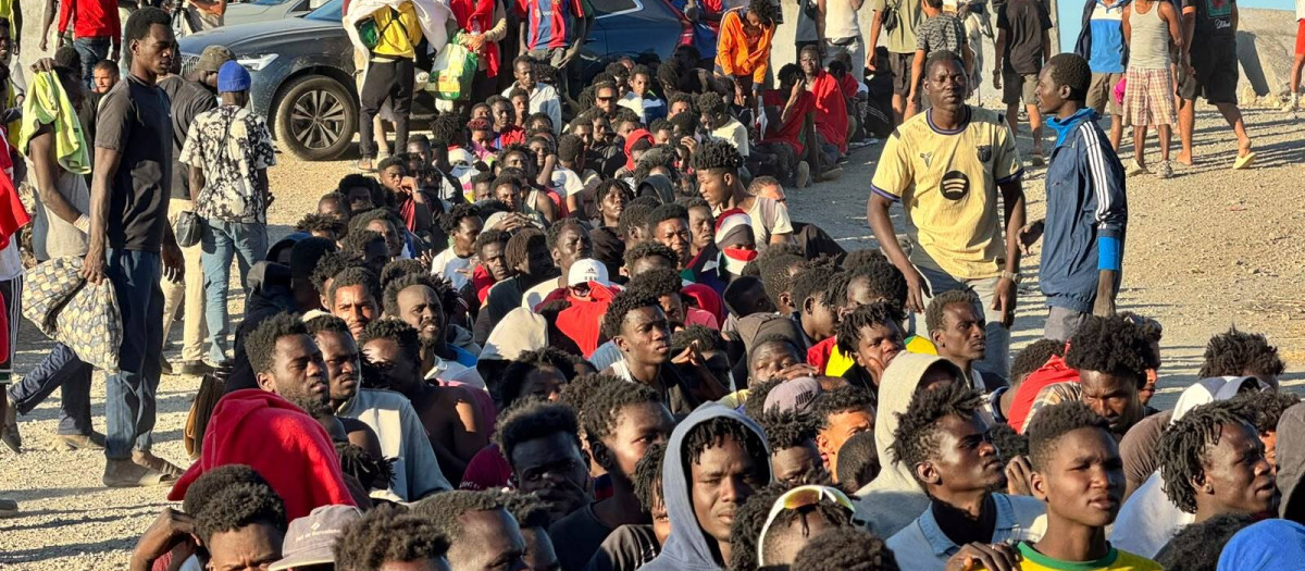 Cruz Roja y la organización Sur Sur reparten alimentos básicos, a 3 de agosto de 2026, en Ceuta (España). La ONG ceutí Luna Blanca ha repartido en los últimos días más de 12.000 comidas entre las personas migrantes que accedieron a la ciudad durante la entrada masiva desde Marruecos. Solo durante la jornada del domingo, los trabajadores y voluntarios de la entidad distribuyeron alimentos a más de 4.500 personas, según han trasladado desde la ONG este lunes a Europa Press.

Iván Zambrano / Europa Press
03 AGOSTO 2026;MIGRANTES;ONG;VOLUNTARIOS;LUNA BLANCA;COMIDA;PALÉS;DONACIONES;
03/8/2026