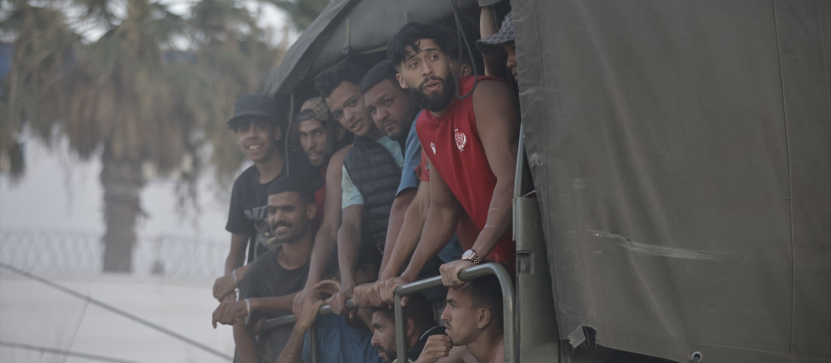 Un camión militar transporta personas, a 2 de agosto de 2026, en Ceuta (España)