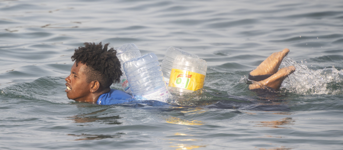 Un migrante intenta cruzar a España desde Marruecos