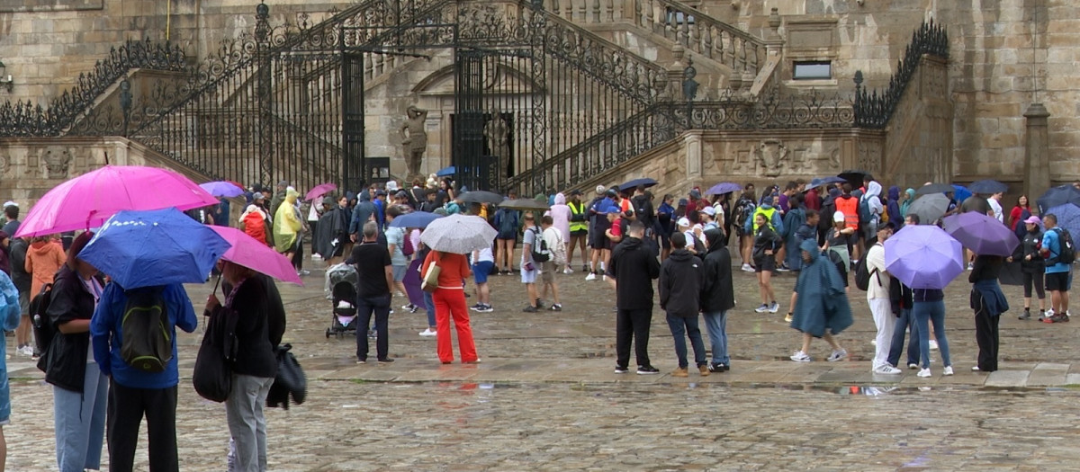 Peregrinos con paraguas y chubasqueros en la Plaza del Obradoiro de Santiago.

EUROPA PRESS
04/8/2026