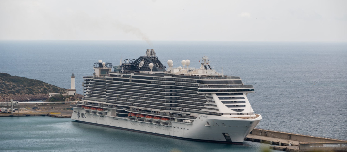 Vista de un crucero en el puerto de Ibiza.