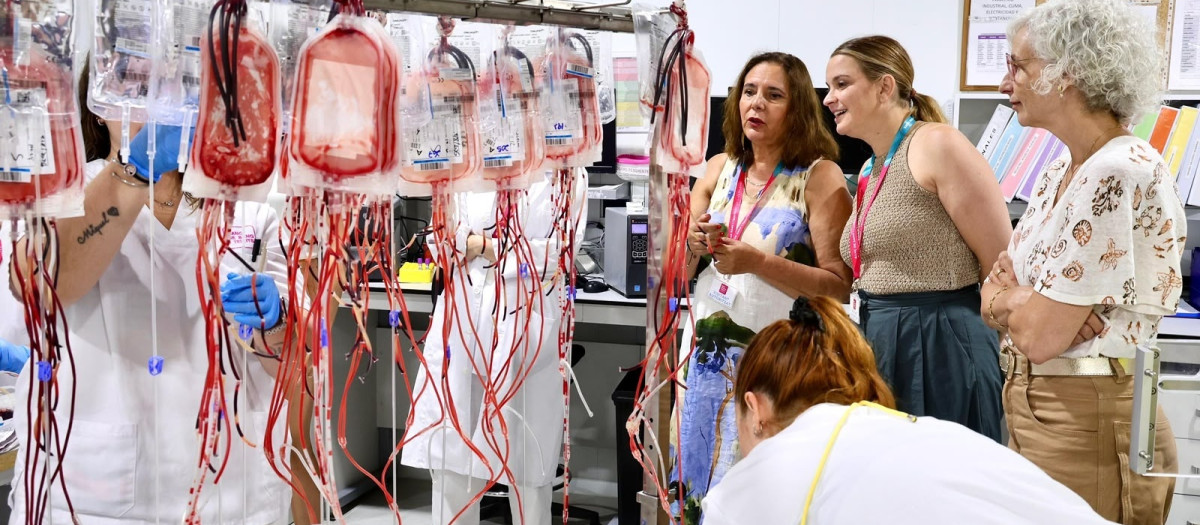 La consellera de Salud, Manuela García, y la presidenta, Marga Prohens, en el Banco de Sangre y Tejidos de Baleares.