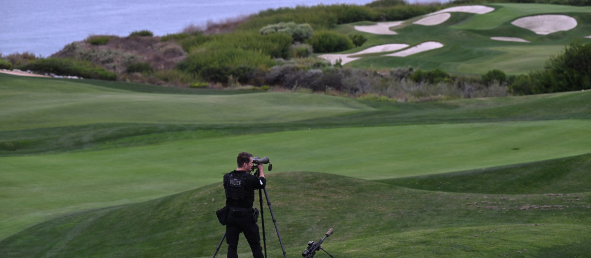 Agente de la Policía Federal en el campo de golf de Trump