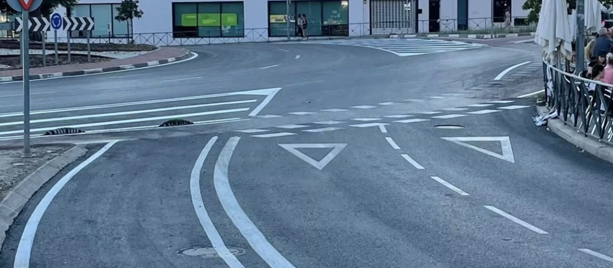 El carril de la izquierda muere en un cebreado y los dos de la derecha confluyen al mismo