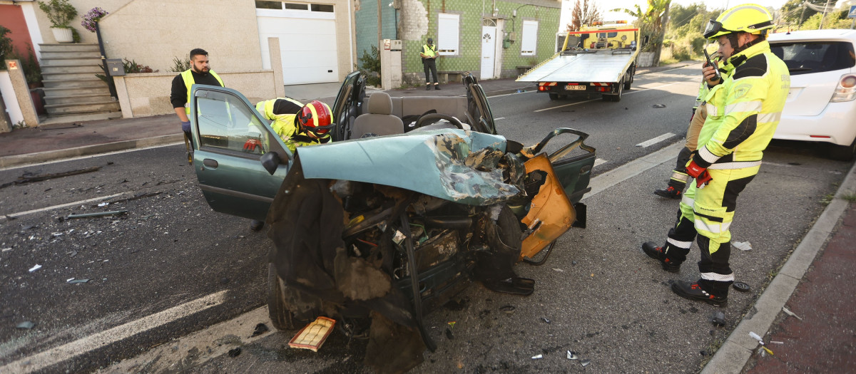 VILLAGARCÍA DE AROUSA (PONTEVEDRA), 05/08/2026.- Un conductor ha fallecido tras sufrir un grave accidente de tráfico en la carretera PO-301, a su paso por la parroquia de Cornazo, en el municipio pontevedrés de Vilagarcía de Arousa, después de que el vehículo que conducía colisionase contra otro turismo que estaba estacionado en la vía. Los bomberos tuvieron que utilizar material de excarcelación para liberar al conductor del interior del turismo. Tras ser rescatado, fue atendido por los servicios sanitarios, que confirmaron la extrema gravedad de su estado.  Pese a los esfuerzos de los equipos de emergencia, el hombre falleció después de ser trasladado al hospital de referencia. EFE/Sxenick