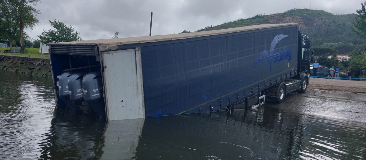 Camión parcialmente hundido en una zona del río Miño en Caminha
