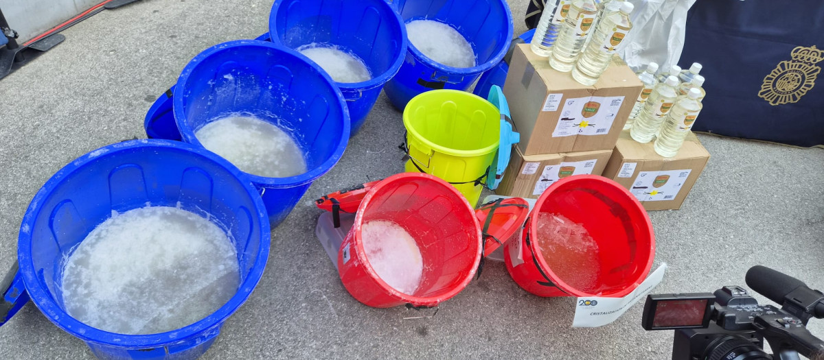 Cubos con la metanfetamina incautada, en varios grados de cristalización