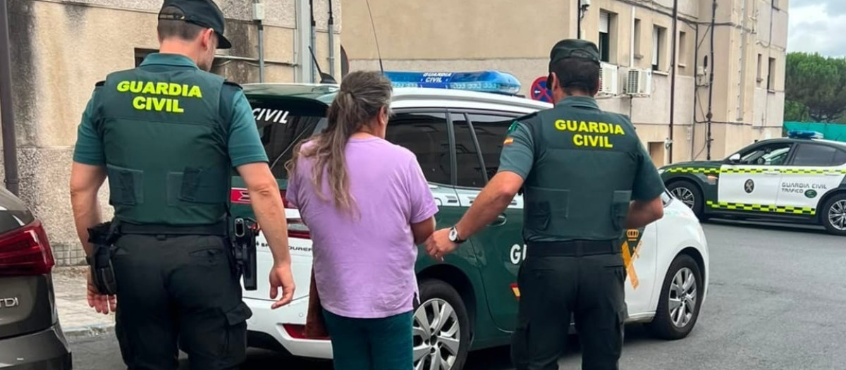 Detenida una vecina de Coles (Orense) como presunta autora de robos de joyas y dinero en viviendas en las que trabajaba

REMITIDA / HANDOUT por GUARDIA CIVIL
Fotografía remitida a medios de comunicación exclusivamente para ilustrar la noticia a la que hace referencia la imagen, y citando la procedencia de la imagen en la firma
05/8/2026
