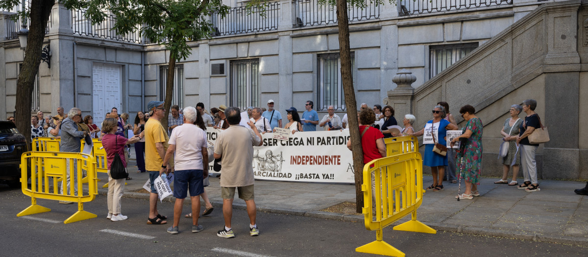 Concentración contra el juez Peinado frente a la sede del Consejo General del Poder Judicial