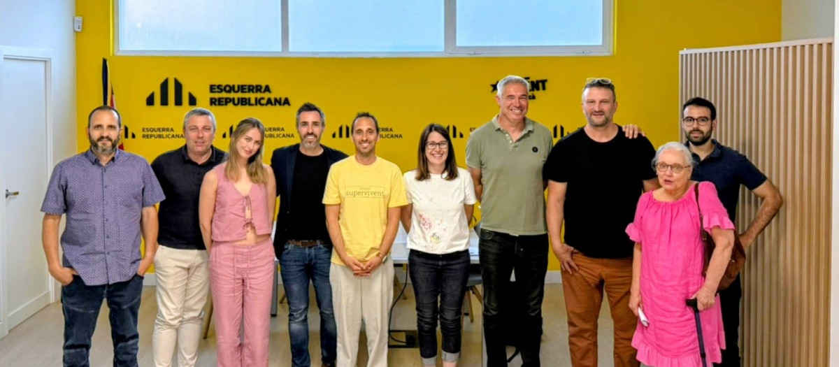 El concejal de ERC Marc Puigtió -cuarto por la izquierda- al presentar la candidatura municipal para Gerona