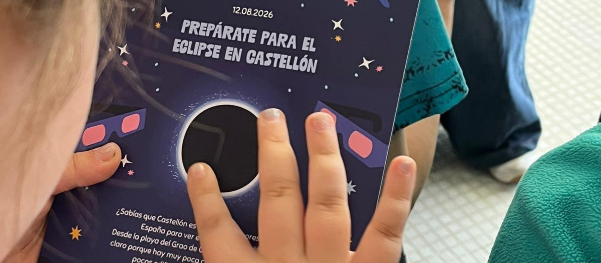 Folleto de los talleres infantiles gratuitos por el eclipse solar total del 12 de agosto
