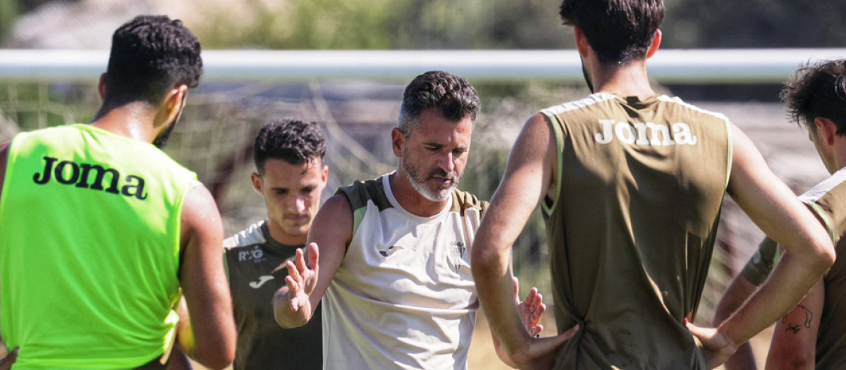 Iván Ania hablando a sus jugadores en un entrenamiento de esta semana
