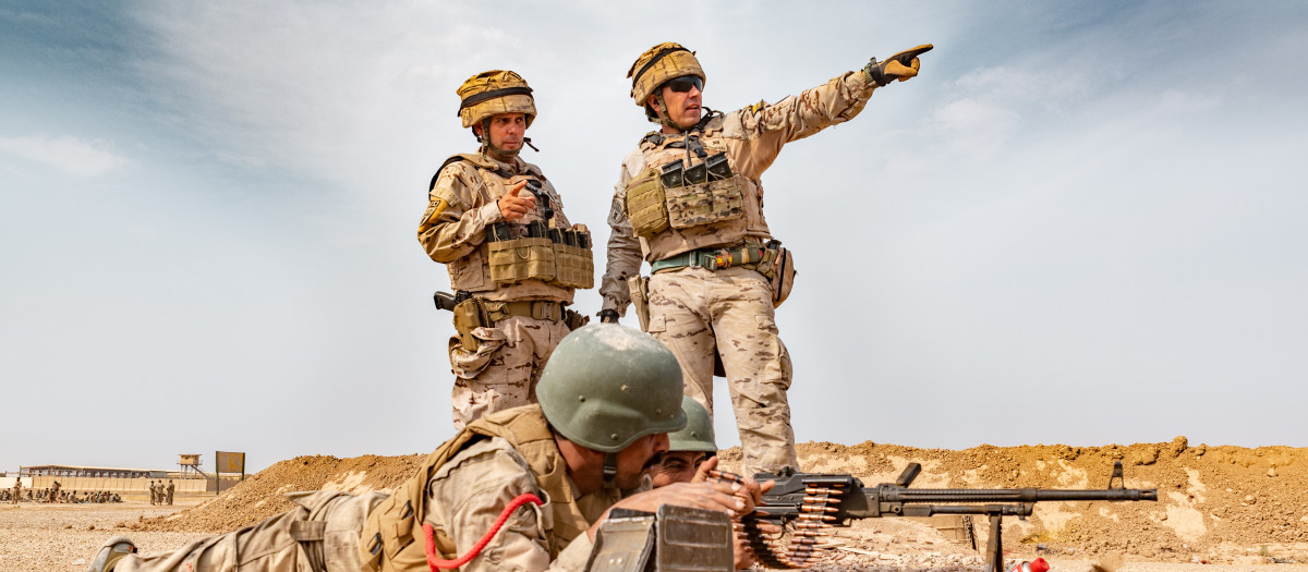 Soldados españoles dan instrucción a fuerzas iraquíes