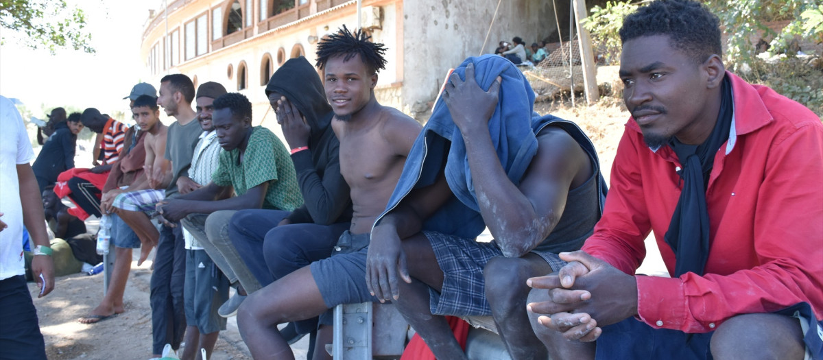 Un grupo de inmigrantes esperando en el exterior del  Centro de Estancia Temporal de Inmigrantes (CETI) de Ceuta