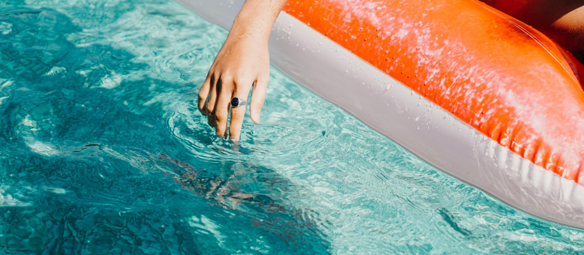 Una mujer bañándose en una piscina, en una imagen de archivo