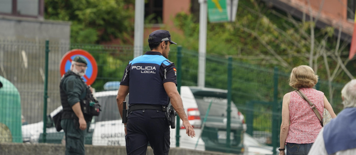 Presencia policial en las inmediaciones del cuartel de la Guardia Civil de Llanes, este miércoles