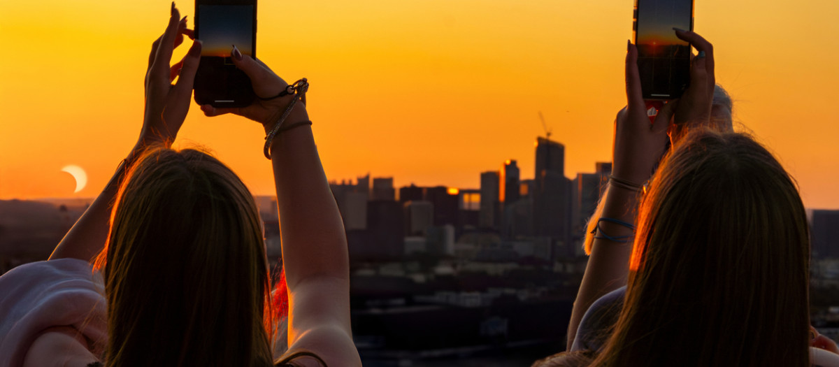 Personas fotografiando un eclipse