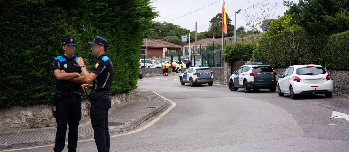 Dos policías municipales, en Llanes, Asturias (España)