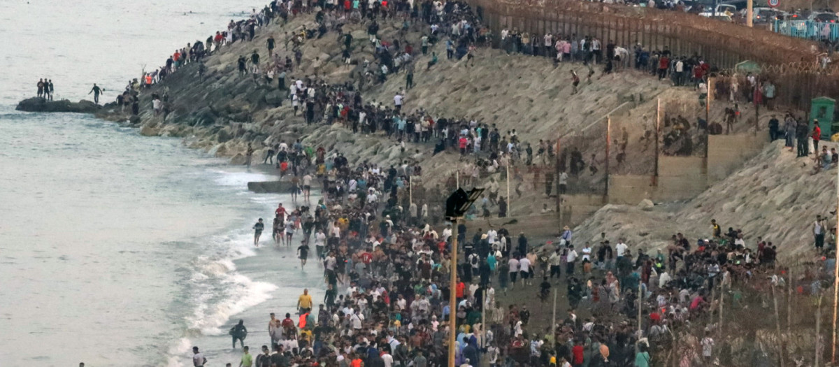 Colas de decenas de miles de personas para entrar en Ceuta a través del espigón del Tarajal