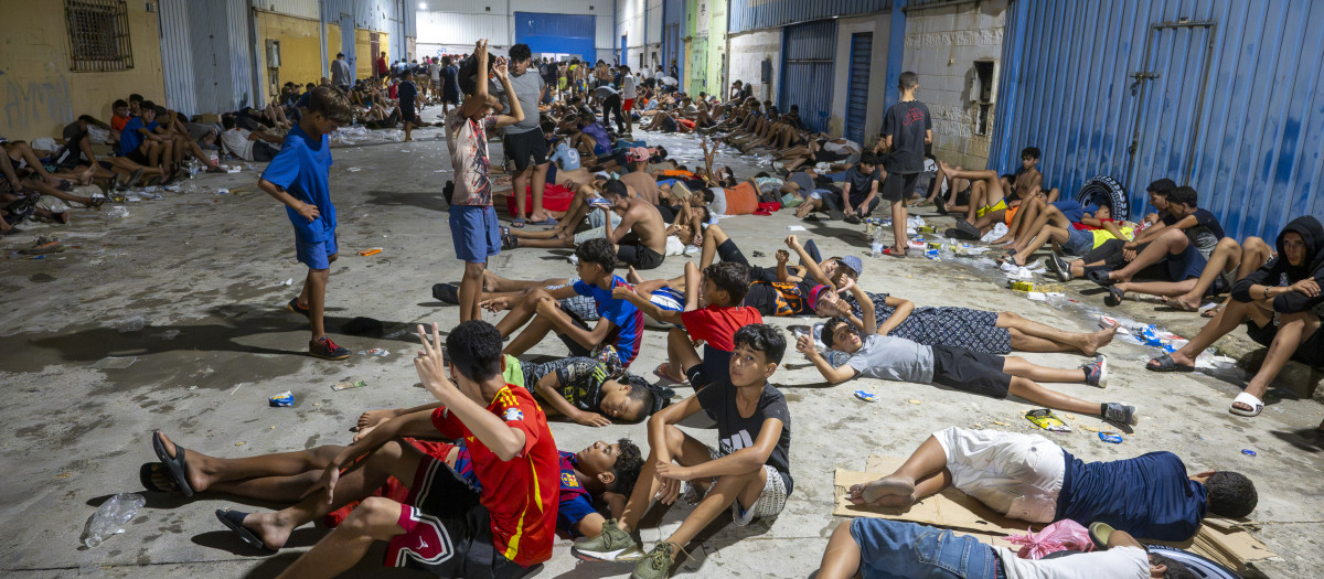 Decenas de migrantes que han pasado la frontera entre Ceuta y Marruecos pasan la noche en la calle. Numerosas personas seguían entrando en Ceuta desde Marruecos de forma incontrolada al caer la noche