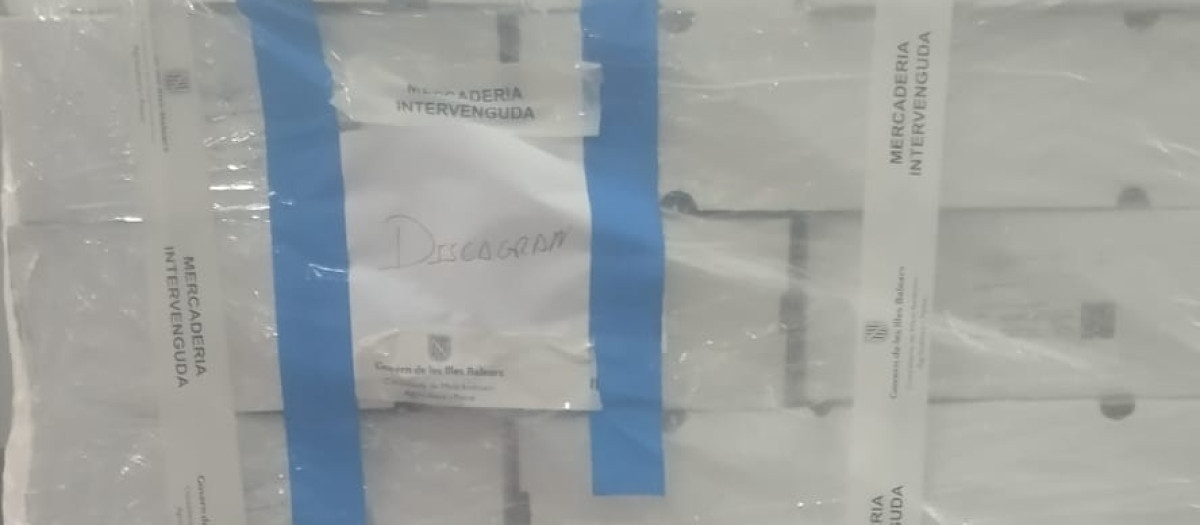 Vista de las cajas de pollo intervenidas en el puerto de Palma.