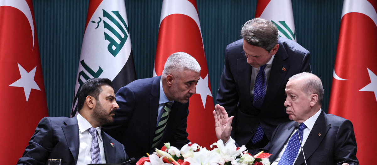 El presidente turco Recep Tayyip Erdogan (derecha) y el primer ministro iraquí Ali al-Zaydi