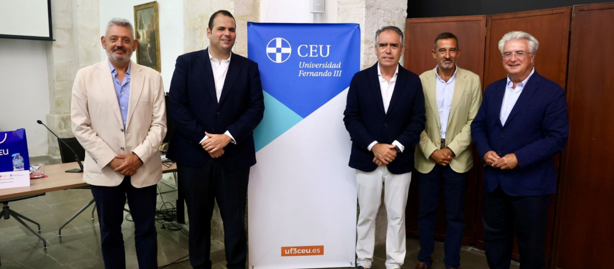 Fotografía familiar de la cuarta y última sesión deI Curso de Verano 'Jornadas sobre Defensa y Sociedad' de la Universidad CEU Fernando III.

REMITIDA / HANDOUT por UNIVERSIDAD CEU FERNANDO III
Fotografía remitida a medios de comunicación exclusivamente para ilustrar la noticia a la que hace referencia la imagen, y citando la procedencia de la imagen en la firma
06/8/2026