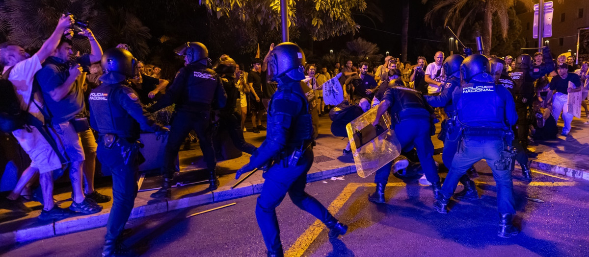 Cargas policiales durante una manifestación contra la saturación turística, a 26 de julio de 2026, en Palma
Tomàs Moyà / Europa Press
27/7/2026