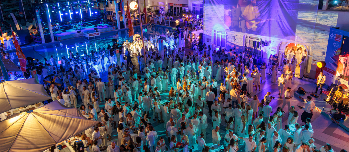 La terraza del real Club Náutico de Palma durante la noche en blanco