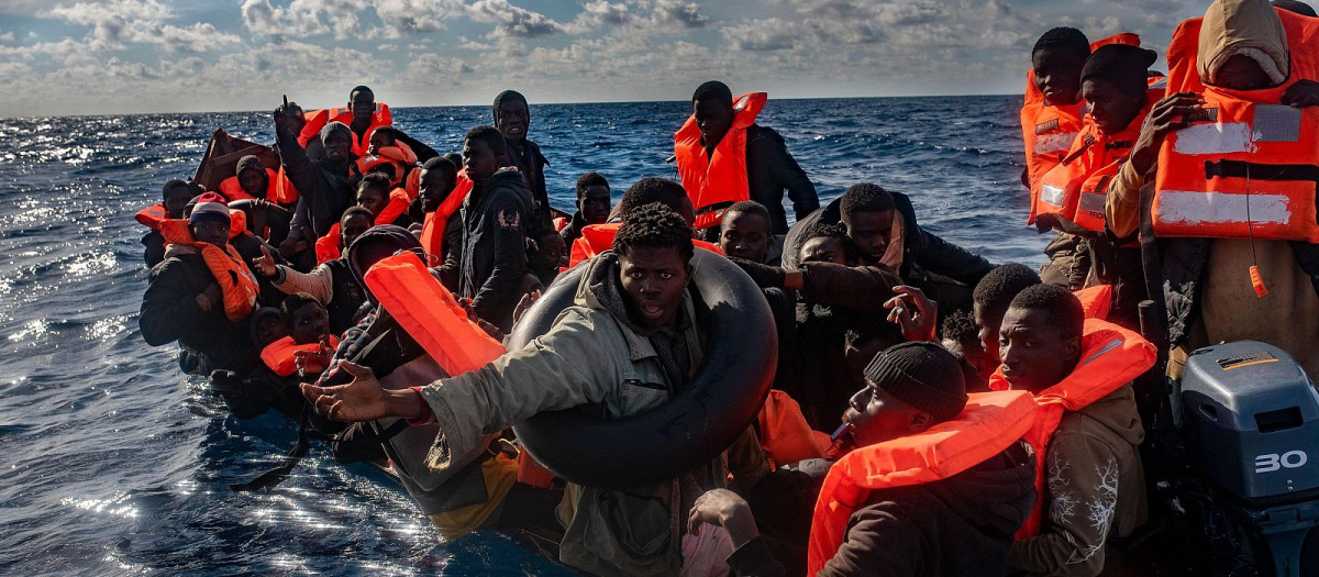 Varios inmigrantes en un cayuco en el mar Mediterráneo