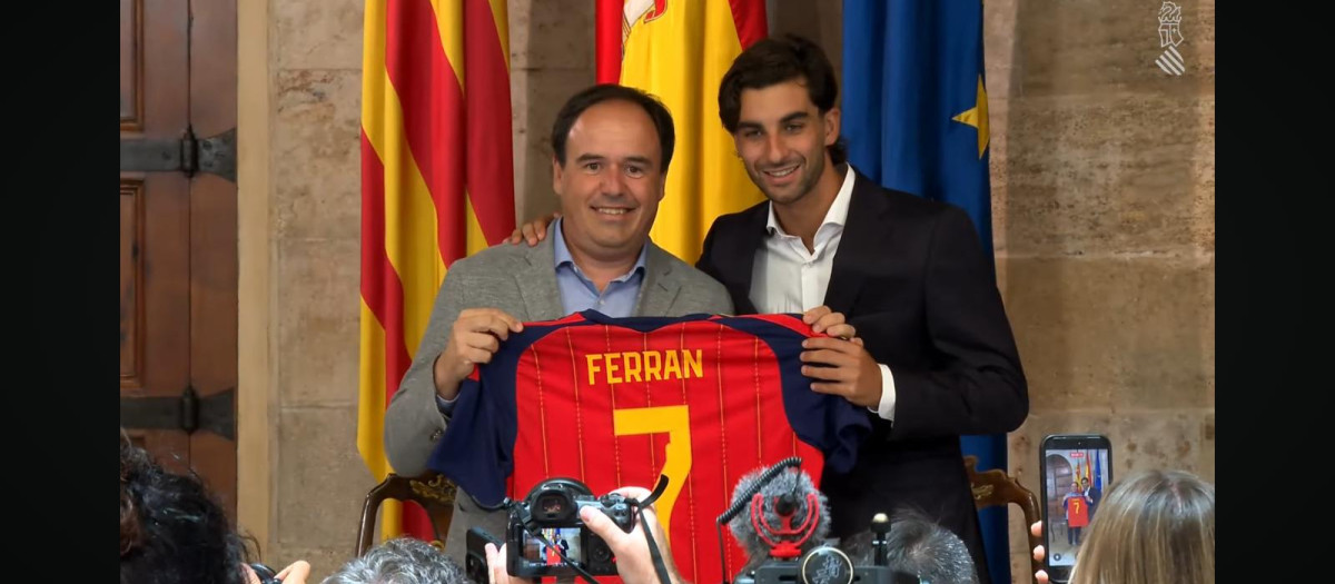 Ferran Torres junto al presidente de la Generalitat, Juanfran Pérez Llorca