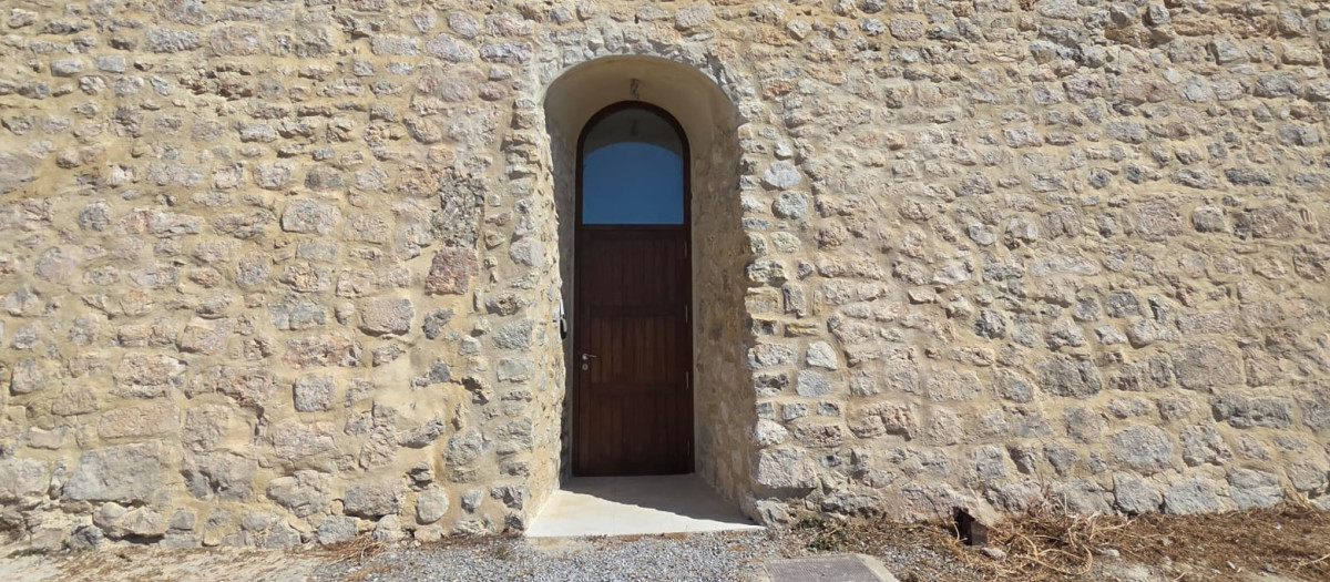 Vista del acceso al ascensor público del Parador de Ibiza desde la Ronda Calvi.