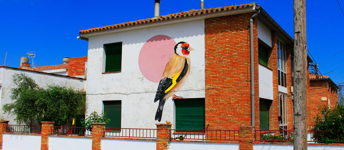Una cadernera pintada en una de las casas del pueblo