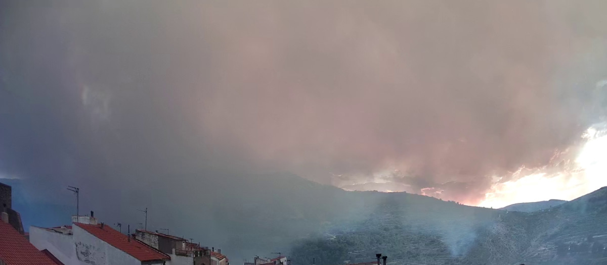 Imagen inicial del incendio en la localidad castellonense de la Serra d’en Galceran.